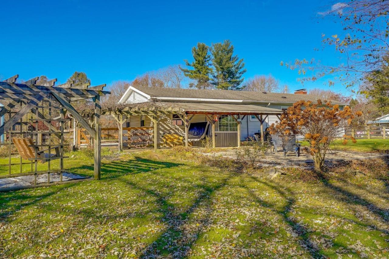 Hocking Hills Hideaway With Hot Tub And Fire Pit! Villa Logan Kültér fotó