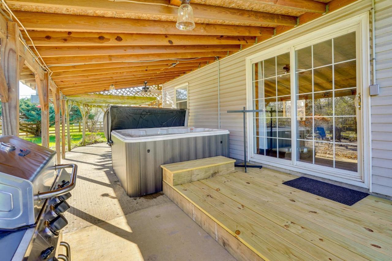 Hocking Hills Hideaway With Hot Tub And Fire Pit! Villa Logan Kültér fotó