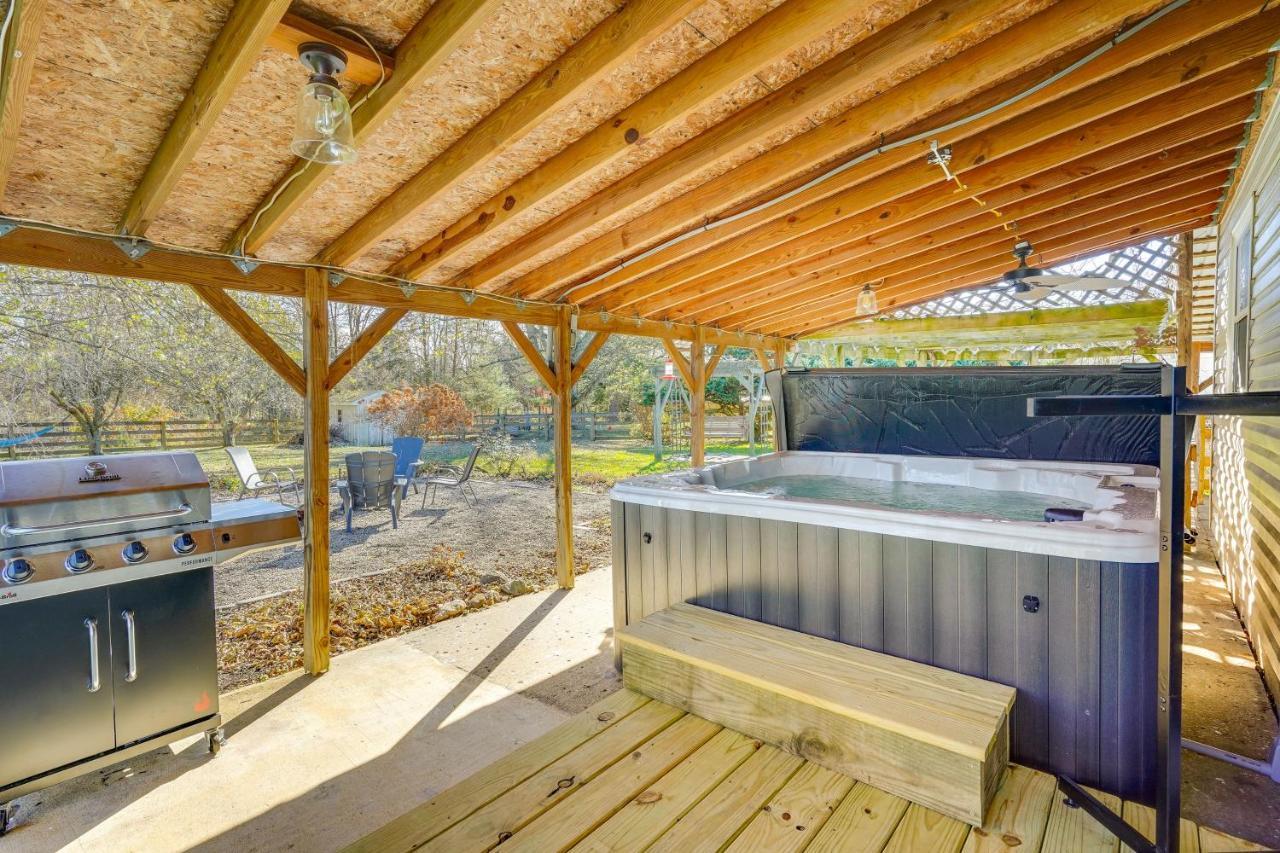 Hocking Hills Hideaway With Hot Tub And Fire Pit! Villa Logan Kültér fotó